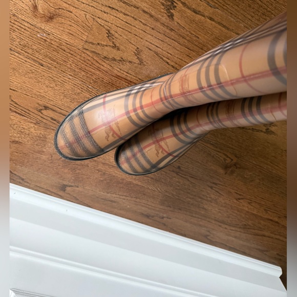 Burberry Plaid Tan and Black
Burberry Check Rain Boots😍 size 39 - Picture 9 of 12